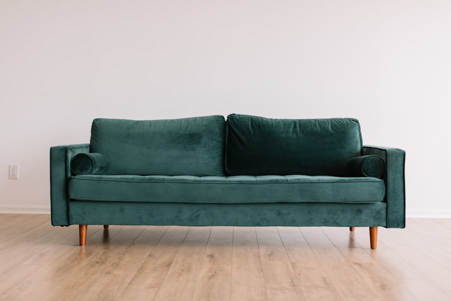 Zelena sofa u pripremljenom dnevnom boravku