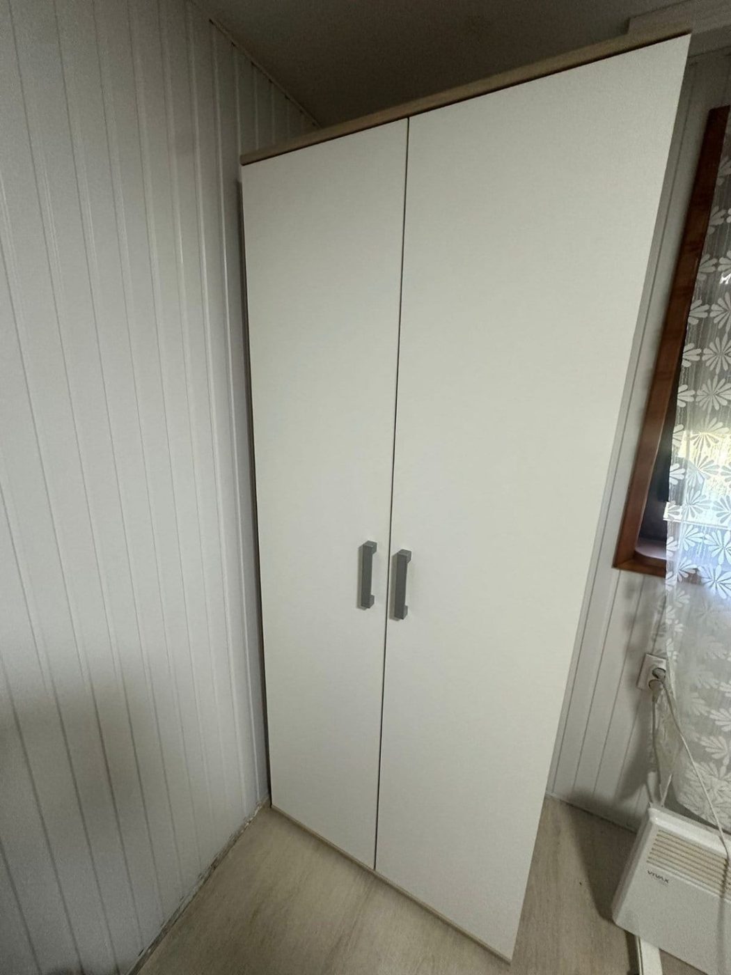 Montaža jednostavnog belog dvokrilnog ormara