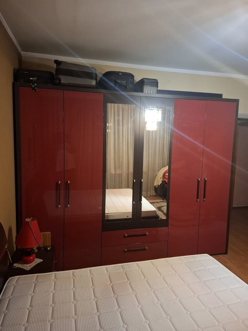 Montaža velikog plakara sa ogledalima i fiokama