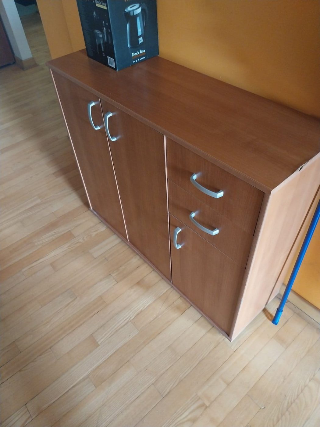 Montaža komode sa vratima i fiokama