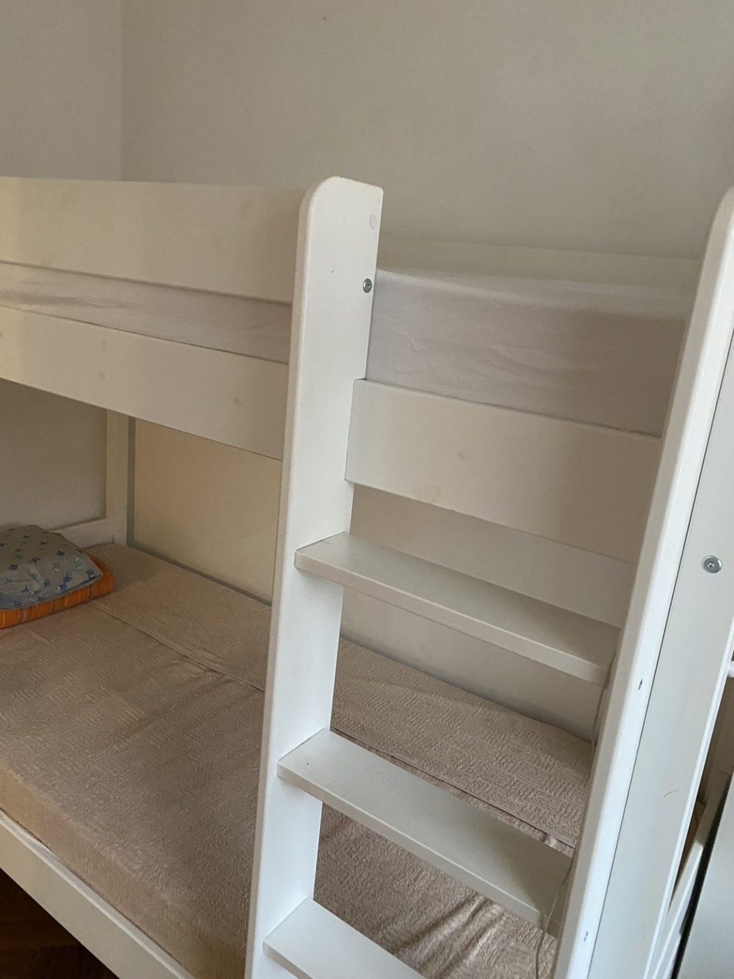 Detalj montaže merdevina kreveta na sprat