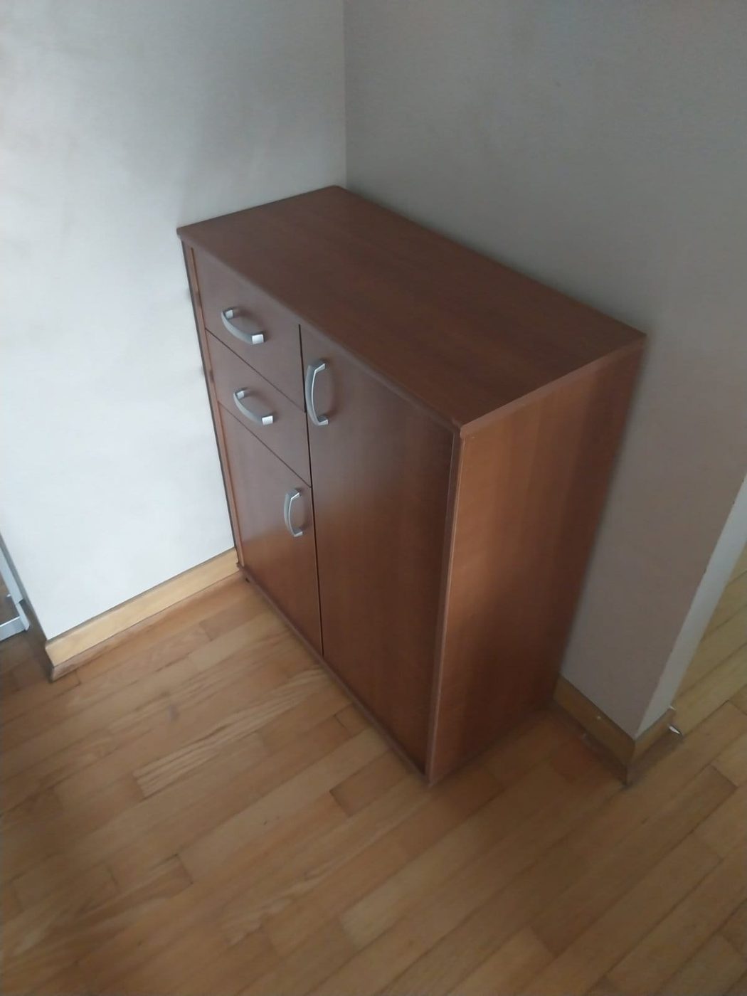 Montaža manje komode sa fiokama i vratima