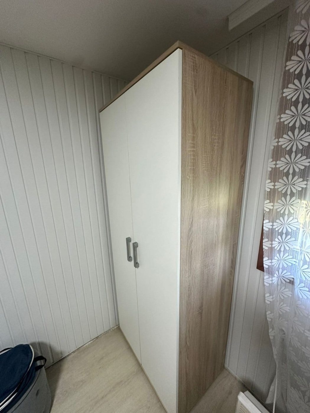 Montaža uskog dvokrilnog ormara