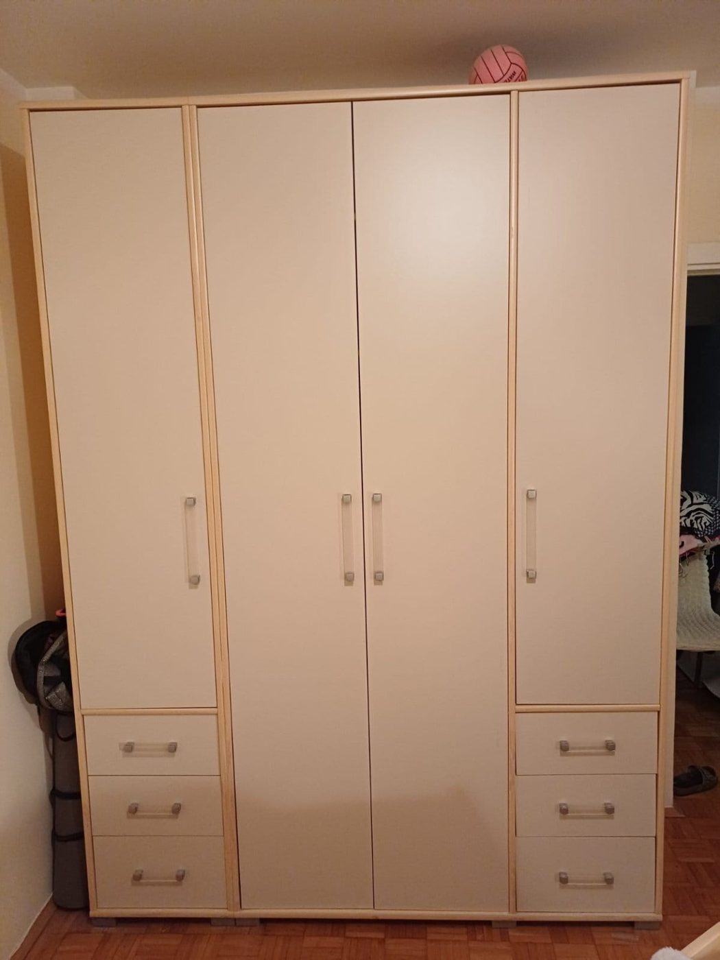 Montaža velikog petokrilnog plakara sa fiokama