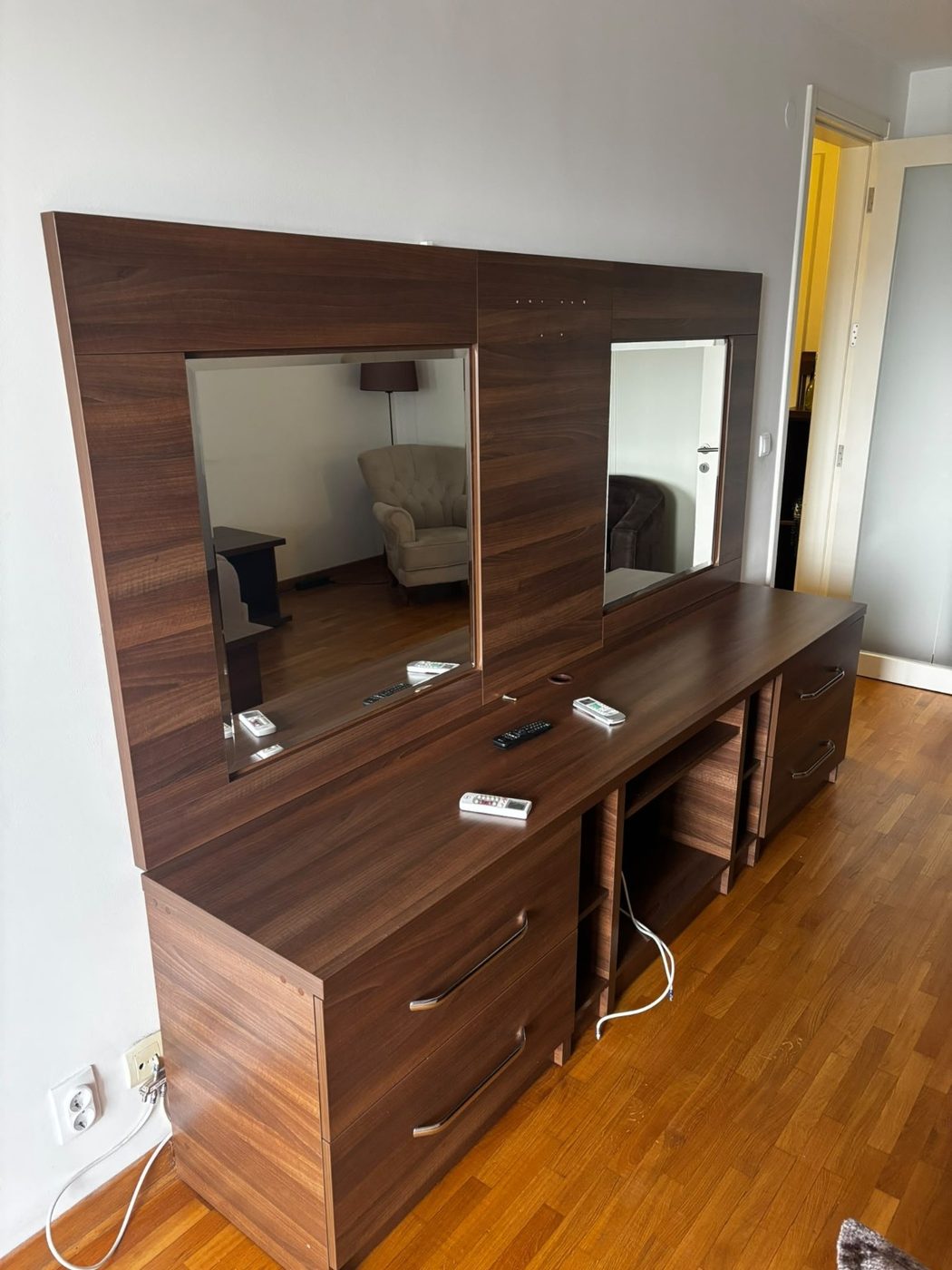 Montaža velike komode sa ogledalima i fiokama