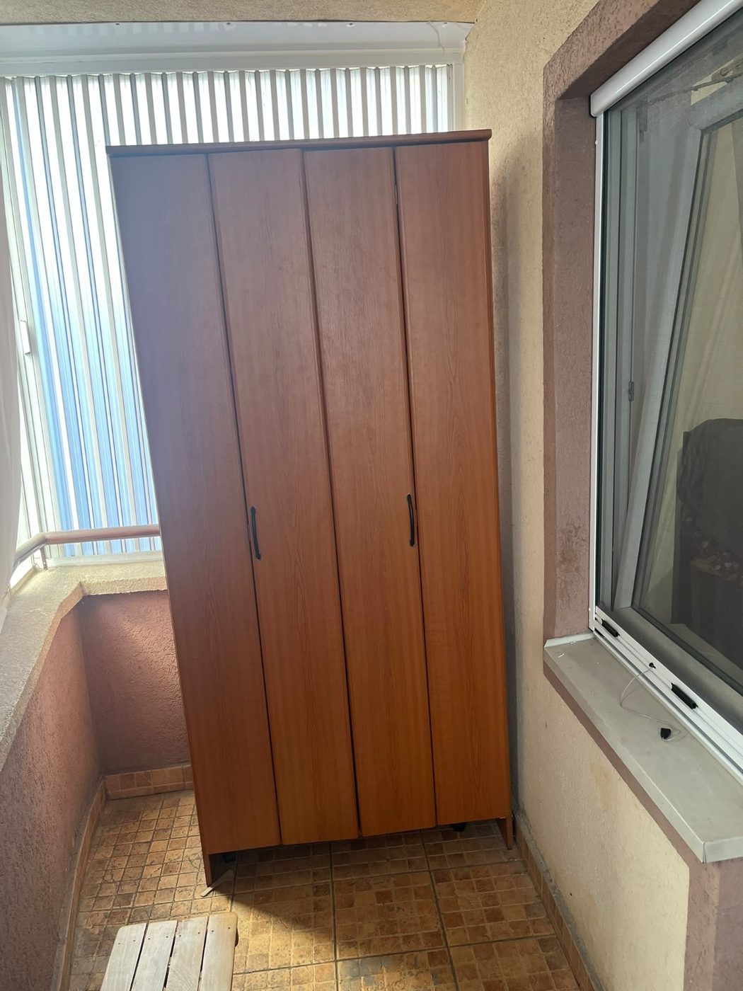 Montaža visokog plakara na zatvorenoj terasi
